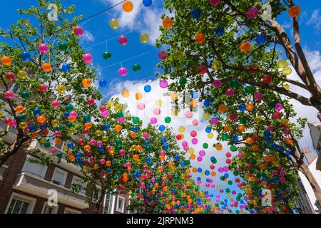 Calais, Frankreich - 26. Juni 2022: Patricia Cunha Bubblesky Installation auf dem Boulevard La Fayette Stockfoto