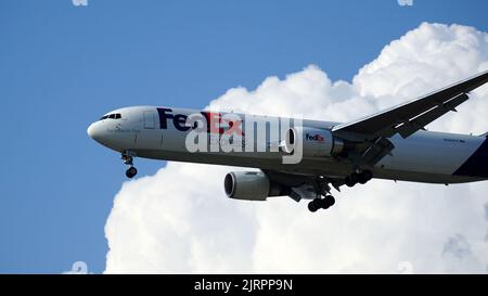 FedEx Boeing 767 Frachtflugzeug bereitet sich auf die Landung am Chicago O'Hare International Airport vor Stockfoto