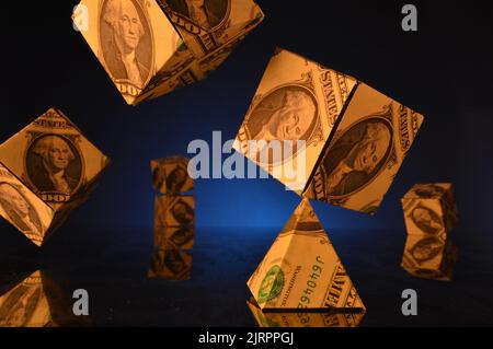 Dollarwürfel balanciert auf Dollarpyramide Stockfoto