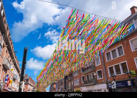 Calais, Frankreich - 26. Juni 2022: Patricia Cunha Color Rain Installation mit tausenden farbigen Bändern Stockfoto