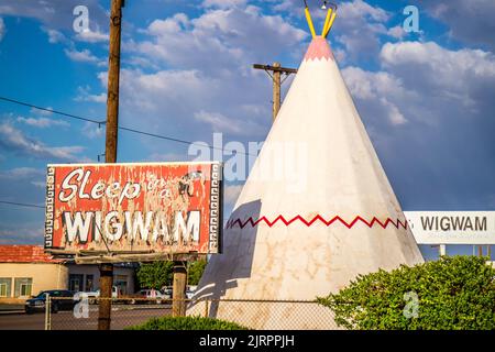 Ein touristisches Wigwam-Zelt mit Blick auf die Stadt in Holbrook, Arizona Stockfoto