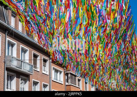 Calais, Frankreich - 26. Juni 2022: Patricia Cunha Color Rain Installation mit tausenden farbigen Bändern Stockfoto