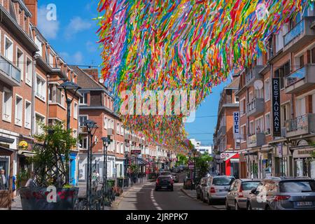 Calais, Frankreich - 26. Juni 2022: Patricia Cunha Color Rain Installation mit tausenden farbigen Bändern Stockfoto