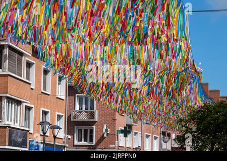 Calais, Frankreich - 26. Juni 2022: Patricia Cunha Color Rain Installation mit tausenden farbigen Bändern Stockfoto