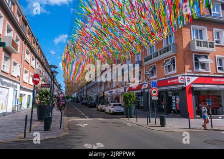 Calais, Frankreich - 26. Juni 2022: Patricia Cunha Color Rain Installation mit tausenden farbigen Bändern Stockfoto