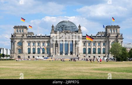 Berlin, Deutschland, 9. August 2022, Reichstag Frontalansicht, Sitz des Deutschen bundestages Stockfoto