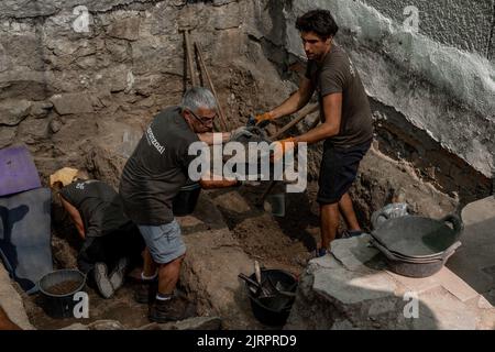 Madrid, Spanien. 25. August 2022. Die Teammitglieder der Aranzandi Science Society haben gesehen, wie sie bei der Exhumierung arbeiteten. Die Wahrheitskommission von San SebastiÃn de los Reyes und die Wissenschaftsgesellschaft Aranzadi haben damit begonnen, eines der beiden Gräber in Colmenar Viejo in der Madrider Gemeinde auszugraben, wo die Leichen von 107 Männern und einer Frau, die 1939 von Francos Truppen angeschossen wurden, weggeworfen wurden. (Bild: © Guillermo Gutierrez/SOPA Images via ZUMA Press Wire) Stockfoto