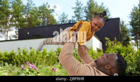 Glücklicher afroamerikanischer Vater mit Baby-Tochter Stockfoto