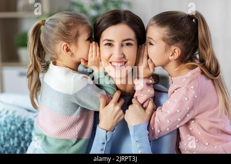 Glückliche Mutter und Töchter, die zu Hause klatschen Stockfoto