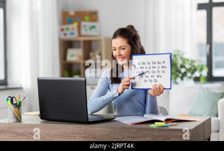 Lehrer mit Alphabet mit Online-Klasse zu Hause Stockfoto