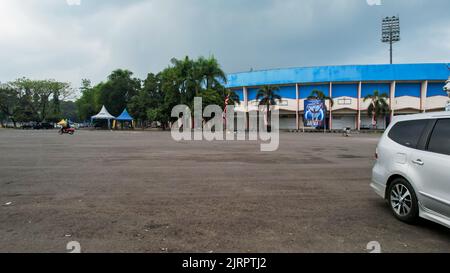 Blick auf die wunderschöne Landschaft des Kanjuruhan Stadions. Mit Malang Stadtbild Hintergrund. Malang, Indonesien, 26. August 2022 Stockfoto