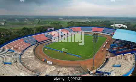 Luftaufnahme der schönen Landschaft des Kanjuruhan Stadions. Mit Malang Stadtbild Hintergrund. Malang, Indonesien, 26. August 2022 Stockfoto