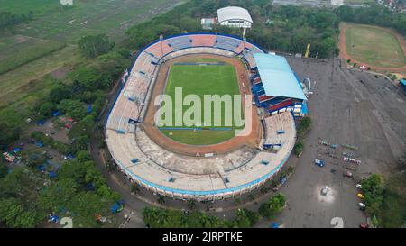 Luftaufnahme der schönen Landschaft des Kanjuruhan Stadions. Mit Malang Stadtbild Hintergrund. Malang, Indonesien, 26. August 2022 Stockfoto