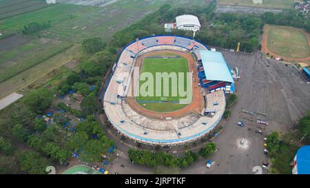 Luftaufnahme der schönen Landschaft des Kanjuruhan Stadions. Mit Malang Stadtbild Hintergrund. Malang, Indonesien, 26. August 2022 Stockfoto