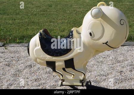 Vintage lächelnde Biene Spielplatz Fahrt in einer Grundschule. Stockfoto