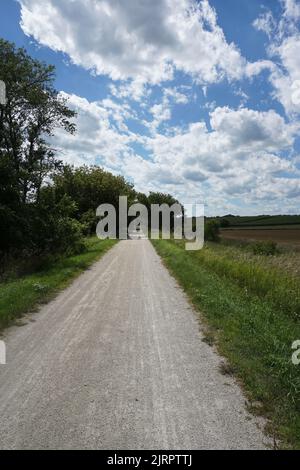 Trailway und Felder am White River State Trail in Burlington, Wisconsin. Stockfoto