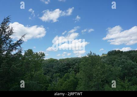 Trailway und Felder am White River State Trail in Burlington, Wisconsin. Stockfoto