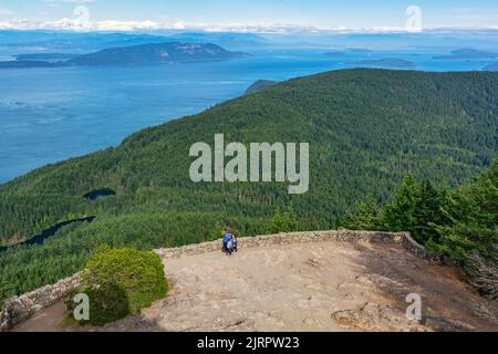 Washington, San Juan Islands, Orcas Island, Moran State Park, Blick vom Observation Tower auf Mt. Verfassung, erbaut 1936 Stockfoto