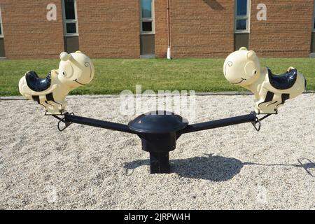 Vintage lächelnde Biene Spielplatz Fahrt in einer Grundschule. Stockfoto