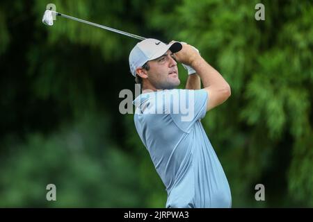 Atlanta, Georgia, USA. 25. August 2022. ATLANTA - AUG 25: Scottie Scheffler schlägt am 25. August 2022 in Atlanta, Georgia, das 11.-Loch beim ersten Lauf der TOUR Championship East Lake Golf Club ab. (Bild: © Debby Wong/ZUMA Press Wire) Stockfoto