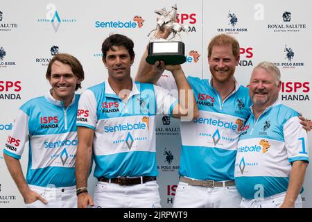 (Von links nach rechts) Grant Ganzi, Nacho Figueras, der Duke of Sussex und Steve Cox heben die Trophäe an, nachdem sie an einem Polo-Spiel während des Sentebale ISPS Handa Polo Cup im Aspen Valley Polo Club in Carbondale, Colorado, in den Vereinigten Staaten teilgenommen haben. Bilddatum: Donnerstag, 25. August 2022. Stockfoto