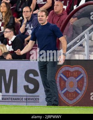 Edinburgh, Großbritannien. 25. August 2022. Europa League Play-Off - Heart of Midlothian FC gegen FC Zürich 25/08/2022. Hearts ist Gastgeber des FC Zürich bei den Europa League Play-offs im Tynecastle Park, Edinburgh, Midlothian, Großbritannien. Das Bild zeigt: Der Manager von Hearts, Robbie Neilson, ruft seinen Spielern vom Rand aus zu. Quelle: Ian Jacobs/Alamy Live News Stockfoto