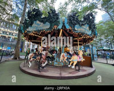 Das klassische Karussell ist ein Vergnügen für Kinder und Familien im Bryant Park, Manhattan, NYC. Stockfoto