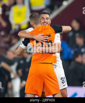 Edinburgh, Großbritannien. 25. August 2022. Europa League Play-Off - Heart of Midlothian FC gegen FC Zürich 25/08/2022. Hearts ist Gastgeber des FC Zürich bei den Europa League Play-offs im Tynecastle Park, Edinburgh, Midlothian, Großbritannien. Bilder: Zürcher Torwart Yanick Brecher und Adriˆ Guerrero, Quelle: Ian Jacobs/Alamy Live News Stockfoto