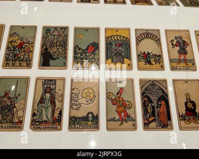 Rider-Waite-Smith Tarot Deck, 1909 (gedruckt c.. 1920-30) Tarot-Karten. Von Pamela Colman Smith. 1909 wurde Pamela Colman Smith beauftragt, einen Satz von achtundsiebzig Tarot-Karten von A. E. Waite zu entwerfen, dem Anführer des unabhängigen und korrigierten Ritus der Goldenen Morgenröte, einer geheimen, mystischen Gesellschaft, zu der Smith gehörte. Stockfoto