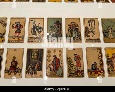 Rider-Waite-Smith Tarot Deck, 1909 (gedruckt c. 1920-30) Tarot-Karten. Von Pamela Colman Smith. Im Jahr 1909 wurde Pamela Colman Smith beauftragt, einen Satz von 78 Tarotkarten zu entwerfen, von A. E. Waite, der Anführerin des unabhängigen und revidierten Rite der Goldenen Morgenröte, einer geheimen, mystischen Gesellschaft, der Smith angehörte. (Whitney Museum, New York City) Stockfoto