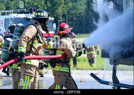 US Air Force Tech. Sgt. Tramel Bailiff, ein Stationskapitän, und Staff Sgt. Travis Jackson, Crewchef, beide zusammen mit der 908. Civil Engineer Squadron, löscht während einer Trainingsübung am 4. August 2022 in Fort Benning, Georgia, einen internen Flugzeugbrand. Die Trainingsübung war für 908. CES-Feuerwehrleute eine einzigartige Gelegenheit, ihren jährlichen Verbrenner an einem rotationsbeflügelten Flugzeug zu üben, um sich auf die neue Hubschraubermission MH-139A Grey Wolf des Airlift Wings 908. vorzubereiten. (USA Luftwaffe Foto von Airman 1. Klasse Juliana Todd) Stockfoto