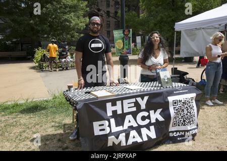 Schwarze vegane Lebensmittelhändler und afroamerikanische Organisationen nehmen am Black VegFest im Commodore Barry Park in Brooklyn, New York, Teil. Black Men Build ist eine Organisation, die sich an folgenden Prinzipien orientiert: Wir sind Schwarze Männer, die sich gegenseitig organisieren, um unseren Gemeinschaften zu dienen, um Schüler der Geschichte zu sein, kritische Denker, Wahrheitserzähler und Lehrer in der Gegenwart zu sein und die sozialen, wirtschaftlichen, politischen und spirituellen Werkzeuge zu entwickeln, die notwendig sind, um eine schwarze Zukunft zu entwickeln und zu sichern. Stockfoto