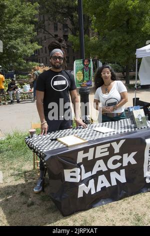 Schwarze vegane Lebensmittelhändler und afroamerikanische Organisationen nehmen am Black VegFest im Commodore Barry Park in Brooklyn, New York, Teil. Black Men Build ist eine Organisation, die sich an folgenden Prinzipien orientiert: Wir sind Schwarze Männer, die sich gegenseitig organisieren, um unseren Gemeinschaften zu dienen, um Schüler der Geschichte zu sein, kritische Denker, Wahrheitserzähler und Lehrer in der Gegenwart zu sein und die sozialen, wirtschaftlichen, politischen und spirituellen Werkzeuge zu entwickeln, die notwendig sind, um eine schwarze Zukunft zu entwickeln und zu sichern. Stockfoto