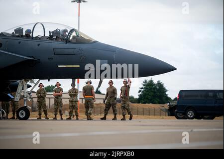 Flieger des 48. Aircraft Maintenance Squadron führen während des Point Blank 22-4 bei der Royal Air Force Lakenheath, England, am 25. August 2022 Vorflugkontrollen an einem F-15E Strike Eagle durch. Der 48. Fighter Wing nimmt regelmäßig an dieser multilateralen Übung Teil, um die Interoperabilität mit verbündeten Nationen zu stärken und Fähigkeiten zu entwickeln, die für die Gewinnung und Aufrechterhaltung der Luftüberlegenheit entscheidend sind. (USA Luftwaffe Foto von Airman 1. Klasse Cedrique Oldaker) Stockfoto