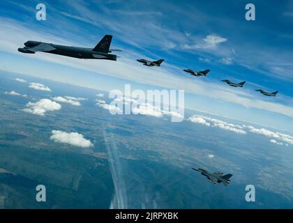 Eine Bombenschwadron B-52H der US Air Force 23., zwei Panavia Tornados der deutschen Luftwaffe, gefolgt von zwei Eurofighter-Taifunen der deutschen Luftwaffe und einem Kampffalken der belgischen Luftwaffe F-16 fliegen während einer Bomber Task Force-Mission am 24. August 2022 in Formation über Deutschland. Die vorgeplanten Bomber Task Force-Einsätze werden mit NATO-Partnern und Verbündeten durchgeführt, um unser gemeinsames Engagement für globale Sicherheit und Stabilität zu demonstrieren und zu stärken. (USA Luftwaffe Foto von Senior Airman Michael A. Richmond) Stockfoto