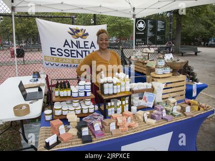 Schwarze vegane Lebensmittelhändler und afroamerikanische Organisationen nehmen am Black VegFest im Commodore Barry Park in Brooklyn, New York, Teil. Anlea Essential Bath and Beauty Products, alle hausgemacht aus ihrem Geschäft in Union, New Jersey. Stockfoto