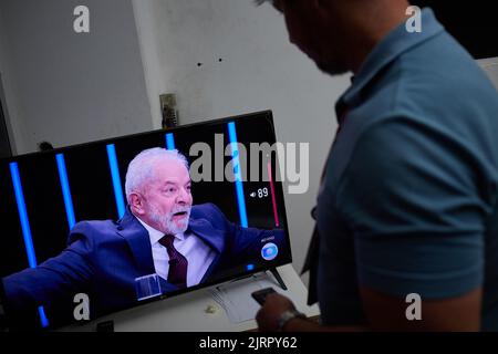 Sao Paulo, Brasilien. 25. August 2022. Der Zuschauer sieht sich den brasilianischen Präsidentschaftskandidaten Luiz Inacio Lula da Silva während eines Interviews mit Jornal Nacional von TV Globo in Sao Paulo, Brasilien, am 25. August 2022 an. (Foto von Igor do Vene/Sipa USA) Quelle: SIPA USA/Alamy Live News Stockfoto