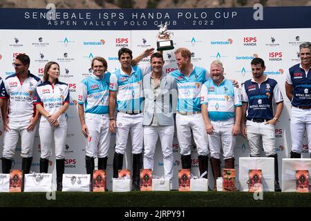 (Mitte von links nach rechts) Grant Ganzi, Nacho Figueras, Dan Carter, der Duke of Sussex und Steve Cox während einer Preisverleihung, nachdem sie an einem Polo-Spiel während des Sentebale ISPS Handa Polo Cup im Aspen Valley Polo Club in Carbondale, Colorado, in den Vereinigten Staaten teilgenommen hatten. Bilddatum: Donnerstag, 25. August 2022. Stockfoto