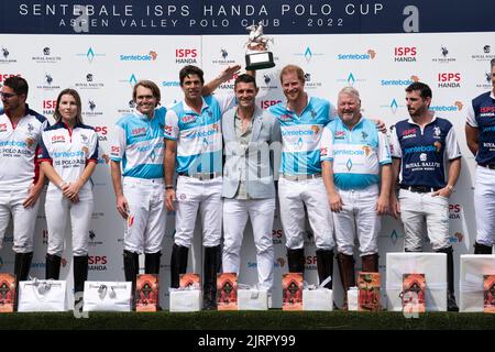 (Mitte von links nach rechts) Grant Ganzi, Nacho Figueras, Dan Carter, der Duke of Sussex und Steve Cox während einer Preisverleihung, nachdem sie an einem Polo-Spiel während des Sentebale ISPS Handa Polo Cup im Aspen Valley Polo Club in Carbondale, Colorado, in den Vereinigten Staaten teilgenommen hatten. Bilddatum: Donnerstag, 25. August 2022. Stockfoto