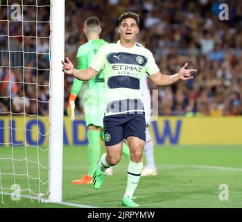 Sabadell, Barcelona, Spanien. 24. August 2022. JULIAN ALVAREZ (Manchester City ) feiert, nachdem er beim ELA zwischen dem FC Barcelona und Manchester City im Camp Nou das Tor seines Teams erzielt hat. (Bild: © Xavi Urgeles/ZUMA Press Wire) Stockfoto