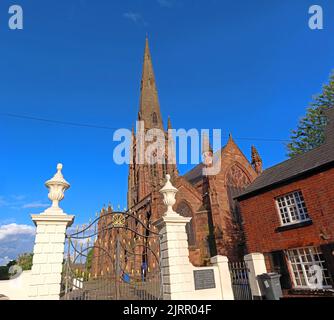 Tore und Eingang zu St. Elphin's, blauer Himmel, 129 Church Street, Warrington, Cheshire, ENGLAND, VEREINIGTES KÖNIGREICH, WA1 2TL Stockfoto