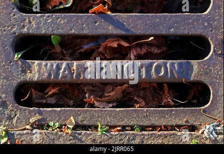 Geprägte gusseiserne Gitterroste aus Gusseisen mit Warrington-Prägung, Cheshire, England, UK, WA1 1NN Stockfoto