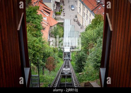 Bild der seilbahn von ljubljana. Die Lutscher Burgbahn ist eine Standseilbahn in Ljubljana, der Hauptstadt Sloweniens. Es geht von Krek Stockfoto