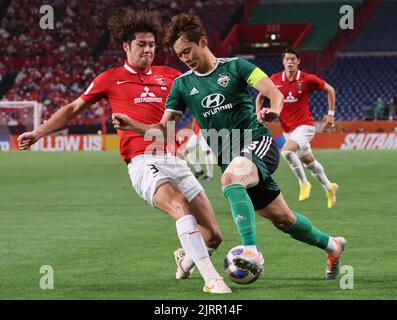 Saitama, Japan. 25. August 2022. Der südkoreanische Jeonbuk Hyundai Motors Kim Jin-su (R) und der japanische Urawa Red Diamonds Atsuki Ito (L) kämpfen am Donnerstag, den 25. August 2022, in einem Halbfinale der AFC Champions League im Saitama 2002-Stadion in Saitama, einem Vorort von Tokio, gegen den Ball. Urawa besiegte Jeonbuk 2-2 (3-1). Quelle: Yoshio Tsunoda/AFLO/Alamy Live News Stockfoto