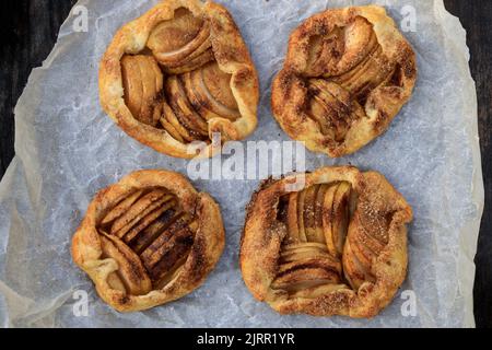 Rustikaler traditioneller französischer Kekskuchen mit Äpfeln im herbstlichen Stil, Draufsicht. Stockfoto