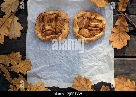 Rustikaler traditioneller französischer Kekskuchen mit Äpfeln im herbstlichen Stil, Draufsicht. Stockfoto