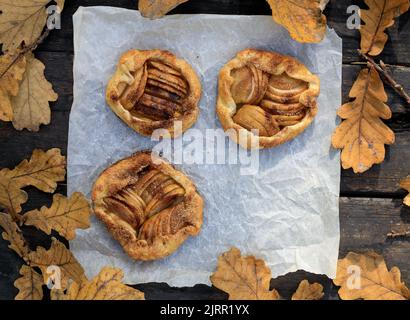 Rustikaler traditioneller französischer Kekskuchen mit Äpfeln im herbstlichen Stil, Draufsicht. Stockfoto