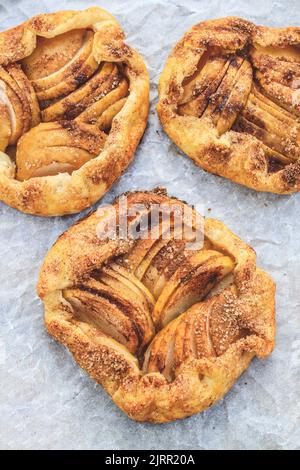 Rustikaler traditioneller französischer Kekskuchen mit Äpfeln im herbstlichen Stil, Draufsicht. Stockfoto