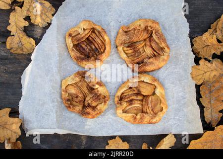 Rustikaler traditioneller französischer Kekskuchen mit Äpfeln im herbstlichen Stil, Draufsicht. Stockfoto