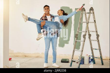 DIY, Home Improvement und Wandmalerei mit glücklichen Paar Renovieren Haus und Spaß zusammen. Verspielte Ehemann und Ehefrau, die dumm und verspielt sind Stockfoto